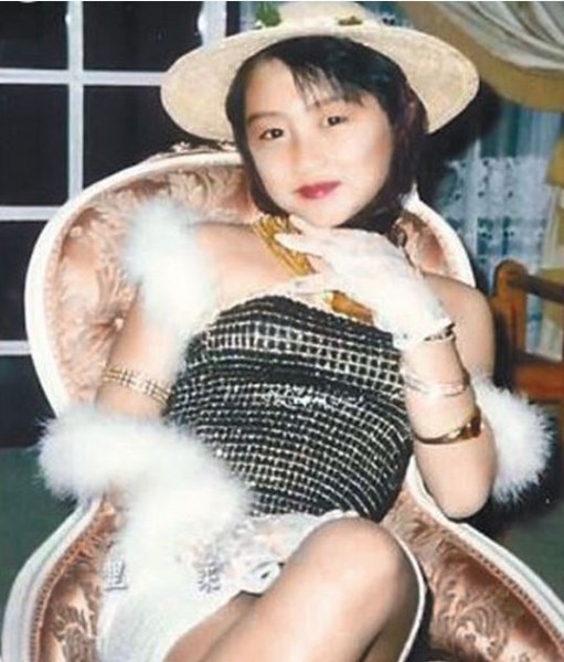 謝霆鋒童年男扮女裝照曝光,網友紛紛留言喊「好正」。(擷自微博) 謝霆鋒童年男扮女裝照曝光,網友紛紛留言喊「好正」。(擷自微博)