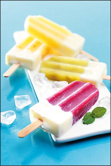 京站快閃店「枝仔冰城」戀夏雙色鮮果冰棒，售價30元／支。圖片提供／京站