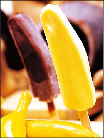 京站引進高雄旗山80年的老字號冰店「枝仔冰城」，圖為主打商品「香蕉雪糕」售價30元／支。圖片提供／京站