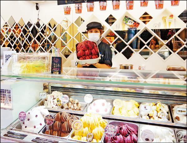 中友獨家引進來自日月潭的「甜月亮」義式手工冰淇淋。圖片提供／中友