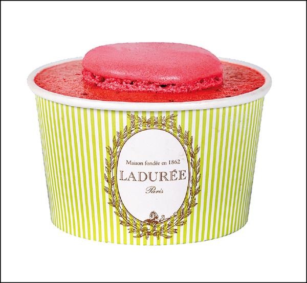 新光三越台北信義店推薦Ladurée法式雪酪，不含雞蛋與乳製品，熱量低於冰淇淋，深受法國女性喜愛，圖為草莓口味，售價298元／杯。圖片提供／新光三越