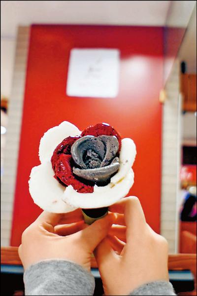 新光三越獨家推出「在欉紅」冰淇淋，特選台灣食材、每日新鮮現做，花朵冰淇淋180元／支。圖片提供／新光三越