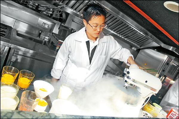 新光三越台北信義店推薦話題冰品BAKERY49的「49 LAB分子冰淇淋」，在客人點單後現場實做，急凍過程中會呈現大量霧化冰霜，噱頭十足。圖片提供／新光三越