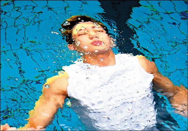 SpeXial為了呈現「愛不再呼吸」的窒息感，團員要在水中閉氣。（華納提供）