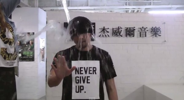 只見周董話還沒說完,就遭工作人員潑濕,讓周董當場傻眼,場面十分搞笑。(圖取自youtube) 只見周董話還沒說完,就遭工作人員潑濕,讓周董當場傻眼,場面十分搞笑。(圖取自youtube)