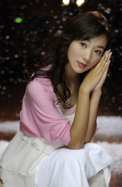 被臆測是H的女歌手韓雪有中國「新玉女掌門人」的封號,曾演出《西遊記》、《曹操》及《聊齋》系列等多齣中國電視劇。(圖擷取自網路) 被臆測是H的女歌手韓雪有中國「新玉女掌門人」的封號,曾演出《西遊記》、《曹操》及《聊齋》系列等多齣中國電視劇。(圖擷取自網路)