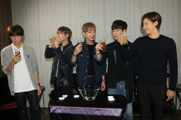 B1A4平面聯訪,玩遊戲喝苦瓜汁、蜂蜜檸檬等飲料。(記者胡舜翔攝) B1A4平面聯訪,玩遊戲喝苦瓜汁、蜂蜜檸檬等飲料。(記者胡舜翔攝)
