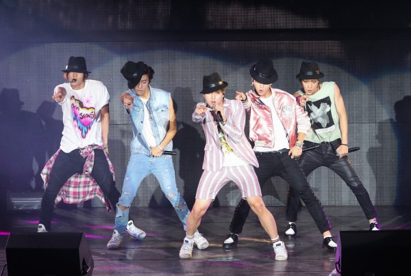 「B1A4」以「O.K.」、「BEAUTIFUL TARGET」2首快歌為演唱會拉開序幕。(記者王文麟攝) 「B1A4」以「O.K.」、「BEAUTIFUL TARGET」2首快歌為演唱會拉開序幕。(記者王文麟攝)