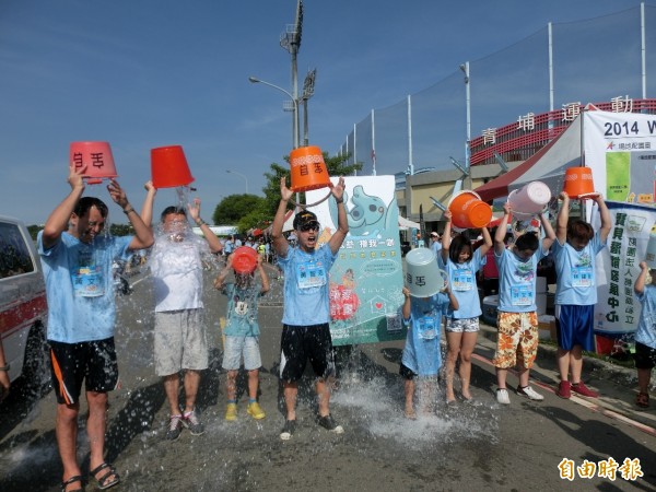 桃園縣私立寶貝潛能發展中心舉辦「Water Run 親子公益健康路跑」,現場結合最夯的冰桶傳愛,號召路跑民眾以捐款淋冰水方式,讓愛傳下去。(記者李容萍攝) 桃園縣私立寶貝潛能發展中心舉辦「Water Run 親子公益健康路跑」,現場結合最夯的冰桶傳愛,號召路跑民眾以捐款淋冰水方式,讓愛傳下去。(記者李容萍攝)