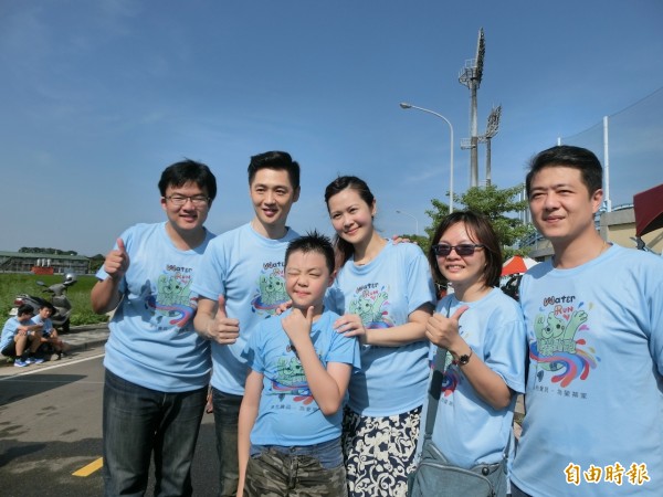 冰桶傳愛,宋逸民夫妻(左二、左三)幫兒子濕身助身障寶貝築家。(記者李容萍攝) 冰桶傳愛,宋逸民夫妻(左二、左三)幫兒子濕身助身障寶貝築家。(記者李容萍攝)