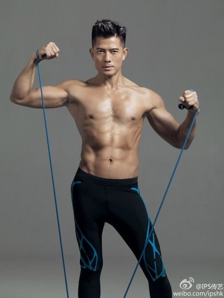 郭富城近日為健身中心拍攝宣傳照,裸著上半身露出結實肌肉和8塊腹肌,大秀好身材。(圖擷取自IPS傳藝微博) 郭富城近日為健身中心拍攝宣傳照,裸著上半身露出結實肌肉和8塊腹肌,大秀好身材。(圖擷取自IPS傳藝微博)