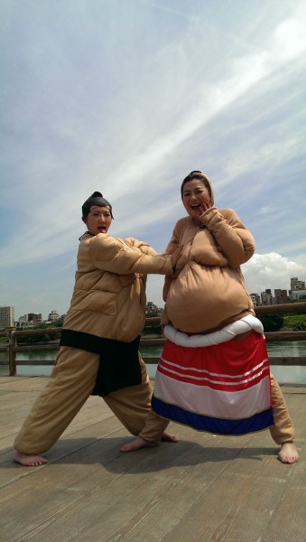謝忻(左)、邵庭為「旅行應援團」節目,穿上相撲裝介紹美食。(衛視中文台提供) 謝忻(左)、邵庭為「旅行應援團」節目,穿上相撲裝介紹美食。(衛視中文台提供)