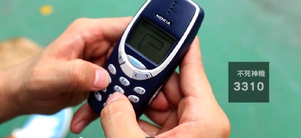 諾基亞的神機3310與其中的遊戲「貪吃蛇」堪稱經典。(圖擷取YouTube) 諾基亞的神機3310與其中的遊戲「貪吃蛇」堪稱經典。(圖擷取YouTube)