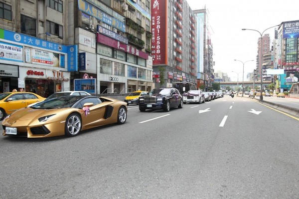 迎娶車隊由2輛藍寶堅尼、5輛勞斯萊斯和1輛賓利組成,圖為打頭陣的金色藍寶堅尼。(專案組攝) 迎娶車隊由2輛藍寶堅尼、5輛勞斯萊斯和1輛賓利組成,圖為打頭陣的金色藍寶堅尼。(專案組攝)