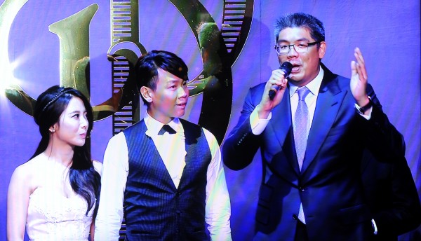 出席婚宴的國民黨台北市長參選人連勝文(右一),竟然在致詞時推崇北市府鼓勵生育政策,讓在場來賓相當傻眼。(記者趙世勳翻攝) 出席婚宴的國民黨台北市長參選人連勝文(右一),竟然在致詞時推崇北市府鼓勵生育政策,讓在場來賓相當傻眼。(記者趙世勳翻攝)