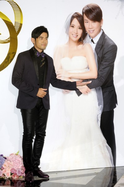 「周董」周杰倫海外商演返台班機延誤,終於趕在9點多抵達婚宴現場,再次強調,36歲生日前會完婚。(記者趙世勳攝) 「周董」周杰倫海外商演返台班機延誤,終於趕在9點多抵達婚宴現場,再次強調,36歲生日前會完婚。(記者趙世勳攝)