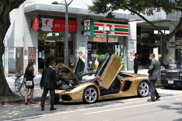 陶喆迎娶車隊由2輛藍寶堅尼、5輛勞斯萊斯和1輛賓利組成,總價破2億。(專案組攝) 陶喆迎娶車隊由2輛藍寶堅尼、5輛勞斯萊斯和1輛賓利組成,總價破2億。(專案組攝)