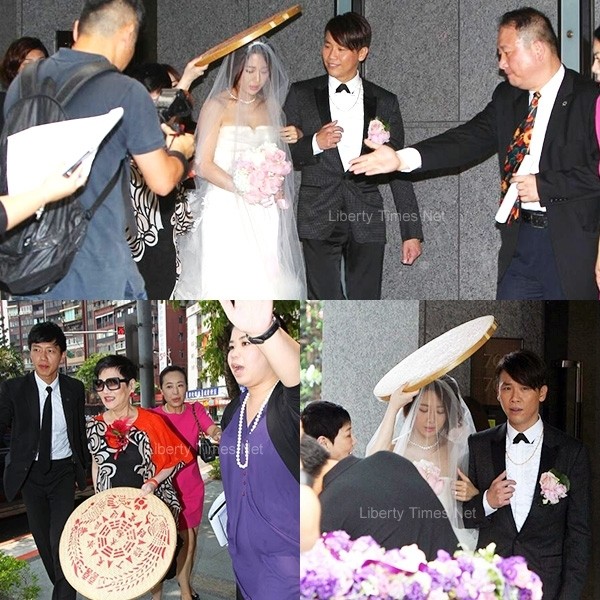擔任主婚人的張小燕也以「媒婆」打扮現身、替新娘攙扶。(專案組攝) 擔任主婚人的張小燕也以「媒婆」打扮現身、替新娘攙扶。(專案組攝)