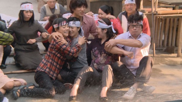 狄鶯、陳仙梅演出「艋舺的女人」抗議戲,遭強力水柱驅離。(台視提供) 狄鶯、陳仙梅演出「艋舺的女人」抗議戲,遭強力水柱驅離。(台視提供)