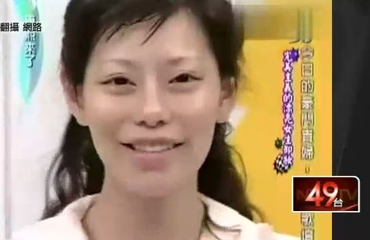 斯容2006年曾上《康熙來了》卸妝單元,她自爆有追求者看到她當時的素顏醜照後便避不見面。(圖擷取自壹新聞) 斯容2006年曾上《康熙來了》卸妝單元,她自爆有追求者看到她當時的素顏醜照後便避不見面。(圖擷取自壹新聞)