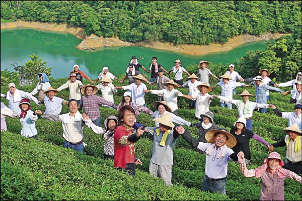 伍佰頂著大熱天,穿著紅色搖滾軍裝在石碇茶園拍廣告。(環球提供) 伍佰頂著大熱天,穿著紅色搖滾軍裝在石碇茶園拍廣告。(環球提供)