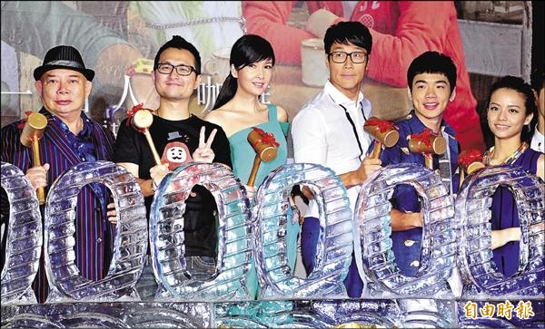 「等一個人咖啡」票房破2億慶功,黃一飛(左起)、九把刀、周慧敏、林國斌、布魯斯、宋芸樺等人敲冰雕。(記者潘少棠攝) 「等一個人咖啡」票房破2億慶功,黃一飛(左起)、九把刀、周慧敏、林國斌、布魯斯、宋芸樺等人敲冰雕。(記者潘少棠攝)