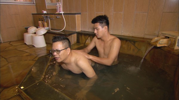 沈玉琳、郭彥均共浴,上演「男男搓背秀」(圖:台視) 沈玉琳、郭彥均共浴,上演「男男搓背秀」(圖:台視)
