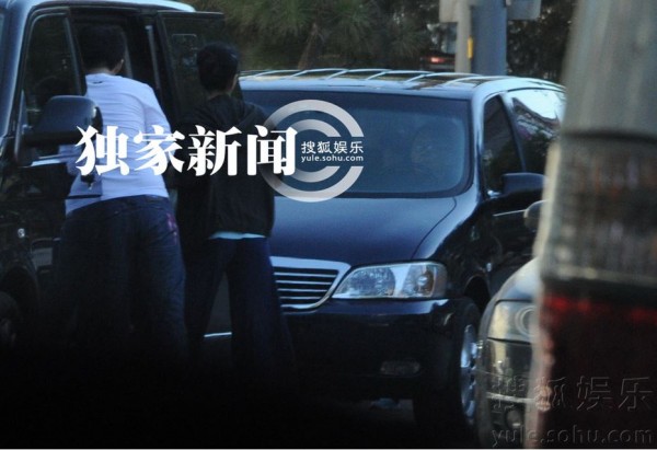 媒體拍到王菲與謝霆鋒坐同台車,後來車子開往王菲的新公寓。(圖擷取自搜狐娛樂) 媒體拍到王菲與謝霆鋒坐同台車,後來車子開往王菲的新公寓。(圖擷取自搜狐娛樂)