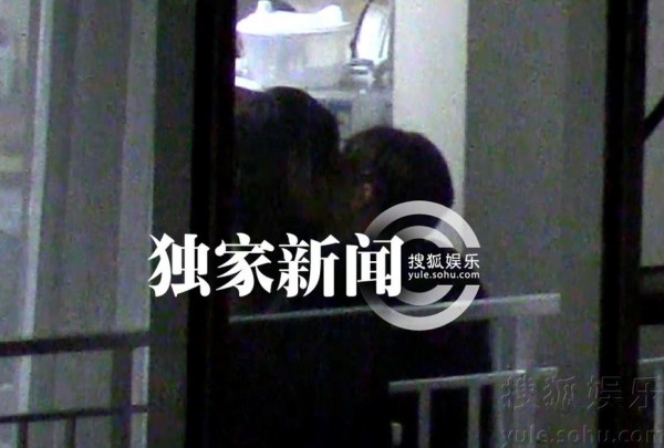 王菲與謝霆鋒上演深情之吻。(圖擷取自搜狐娛樂) 王菲與謝霆鋒上演深情之吻。(圖擷取自搜狐娛樂)
