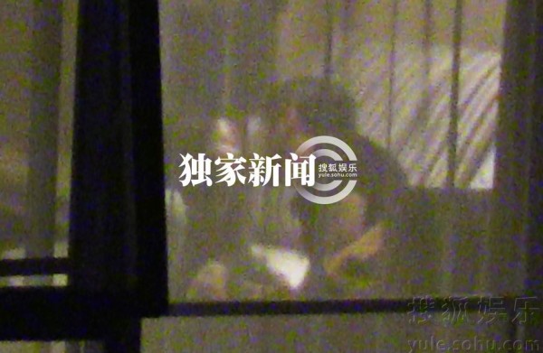 王菲與謝霆鋒先是對看,接著熱情親吻。(圖擷取自搜狐娛樂) 王菲與謝霆鋒先是對看,接著熱情親吻。(圖擷取自搜狐娛樂)