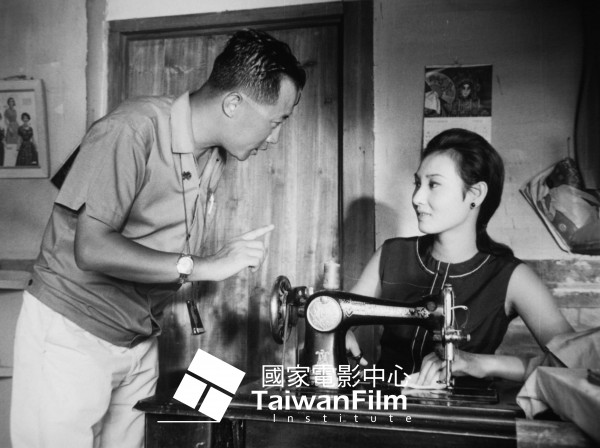 楊文淦(左)指導寶島玉女張美瑤演出「小鎮春回」。(國家電影中心提供) 楊文淦(左)指導寶島玉女張美瑤演出「小鎮春回」。(國家電影中心提供)
