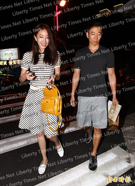 隋棠(左)與Tony中午才與「未來岳父母」賴佩霞夫妻餐聚,晚間又一起出門吃日本料理,已十分融入男友家庭。Tony被問與隋棠交往多久?一路燦笑不語。(專案組攝) 隋棠(左)與Tony中午才與「未來岳父母」賴佩霞夫妻餐聚,晚間又一起出門吃日本料理,已十分融入男友家庭。Tony被問與隋棠交往多久?一路燦笑不語。(專案組攝)
