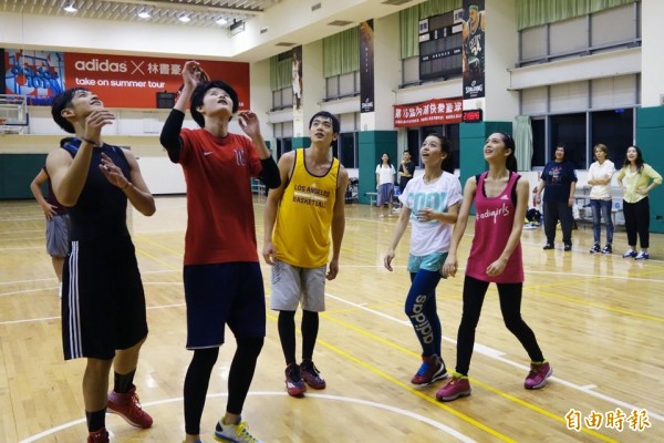 柯震東(左一)返台後隱身學校和家中,今天現身打籃球。(圖擷取自臉書) 柯震東(左一)返台後隱身學校和家中,今天現身打籃球。(圖擷取自臉書)