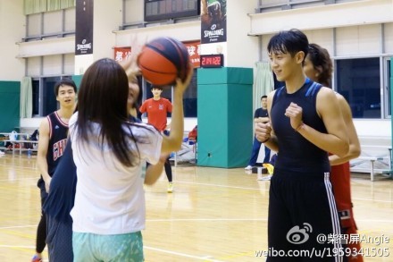 1個月未露面的柯震東明顯瘦了一圈,也露出久違的笑容。(圖擷取自柴智屏微博) 1個月未露面的柯震東明顯瘦了一圈,也露出久違的笑容。(圖擷取自柴智屏微博)