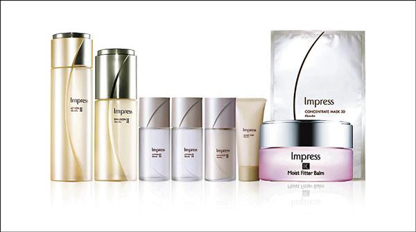 IMPRESS活顏極致頂級潤膚露&乳經典保濕加碼組，價值13,520元，特價8,100元；包含IMPRESS潤膚露N 150ml（正品）、IMPRESS潤膚乳 N 100ml（正品）、IMPRESS潤膚露 25mlx2、IMPRESS潤膚乳25ml、IMPRESS洗顏皂霜20g、IMPRESS 3D立體極致修護膜1包、加送價值2,200元的IMPRESS RV集中撫紋凝霜15g（正品）。