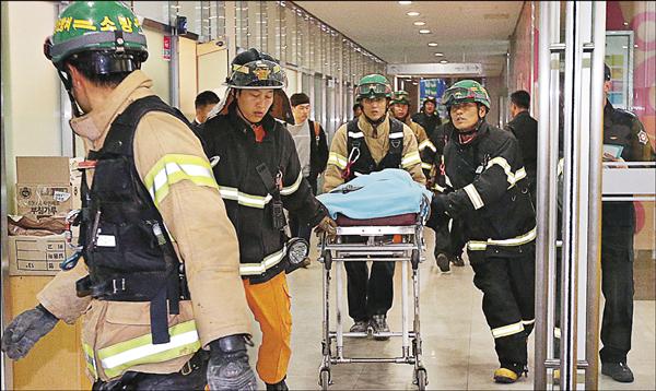 救難人員將死傷者緊急送往醫院。(法新社) 救難人員將死傷者緊急送往醫院。(法新社)