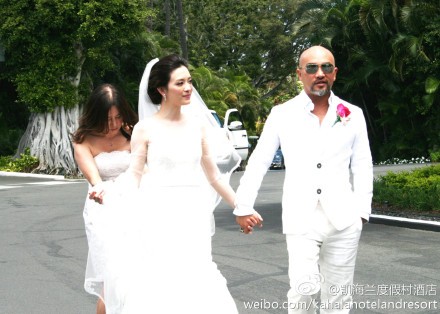 國標女王劉真,今年六月嫁給43歲辛龍,兩人在夏威夷舉行夢幻海島婚禮,羨煞眾人。(圖片擷自微博) 國標女王劉真,今年六月嫁給43歲辛龍,兩人在夏威夷舉行夢幻海島婚禮,羨煞眾人。(圖片擷自微博)