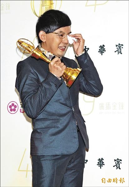 黃子佼獲得流行音樂節目主持人獎,激動落淚。(記者王文麟攝) 黃子佼獲得流行音樂節目主持人獎,激動落淚。(記者王文麟攝)