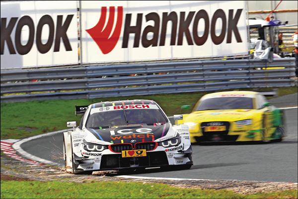 Audi去年冠軍車手Mike Rockenfeller（後方黃綠塗裝的Audi RS5 DTM賽車），本賽季多次與BMW頭號戰將Marco Wittmann近身肉搏、激烈攻防，但由於車隊策略失當，加上個人運氣不佳，整個賽季始終未贏得一場分站勝利。