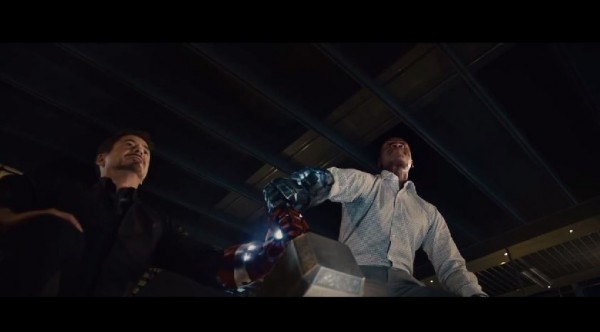 明年5月上映的《復仇者聯盟:奧創紀元》,昨日凌晨公布最新預告片,所有主角齊聚在「鋼鐵人」家中比「誰能拿起雷神之槌」。(照片擷自YouTube) 明年5月上映的《復仇者聯盟:奧創紀元》,昨日凌晨公布最新預告片,所有主角齊聚在「鋼鐵人」家中比「誰能拿起雷神之槌」。(照片擷自YouTube)