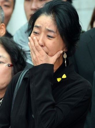 女藝人金富善出席申海哲出殯式。(圖擷取自韓星網) 女藝人金富善出席申海哲出殯式。(圖擷取自韓星網)