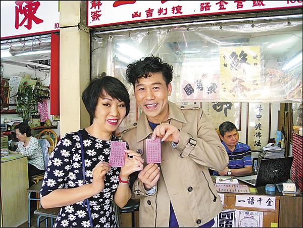 羅時豐、林淑容前往黃大仙寺求籤,不約而同都抽到上上籤。(香港環星娛樂提供) 羅時豐、林淑容前往黃大仙寺求籤,不約而同都抽到上上籤。(香港環星娛樂提供)