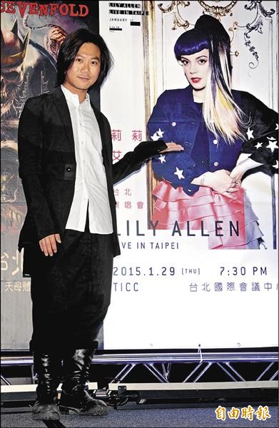 瑪莎替演唱會公司站台,最想看莉莉艾倫的演唱會。(記者宋志雄攝) 瑪莎替演唱會公司站台,最想看莉莉艾倫的演唱會。(記者宋志雄攝)