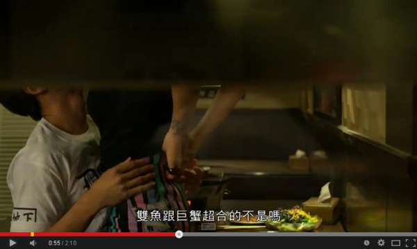 陳艾琳為微電影豁出去,脫衣激吻又跨坐在邱昊奇身上。(照片擷取自Youtube) 陳艾琳為微電影豁出去,脫衣激吻又跨坐在邱昊奇身上。(照片擷取自Youtube)