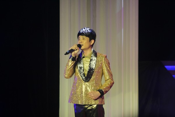 蔡佳麟唱到「回鄉」一曲,數度難過哽咽。(圖:時代創藝) 蔡佳麟唱到「回鄉」一曲,數度難過哽咽。(圖:時代創藝)