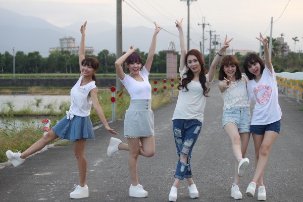 女子團體Twinko拍攝新歌《空位》MV,每位團員都想到自己的愛情故事。(圖由超視提供) 女子團體Twinko拍攝新歌《空位》MV,每位團員都想到自己的愛情故事。(圖由超視提供)