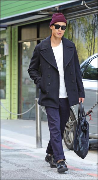 楊祐寧身穿羊毛及喀什米爾布料精製的Burberry Brit系列經典水手短大衣，46,000元。（Burberry提供）