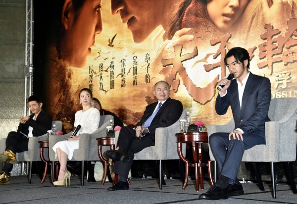 電影「太平輪:亂世浮生」記者會;金城武(右)在記者會上形成焦點,不斷有記者者提問,黃曉明(左一)只能自顧一旁玩指甲。(記者陳奕全攝) 電影「太平輪:亂世浮生」記者會;金城武(右)在記者會上形成焦點,不斷有記者者提問,黃曉明(左一)只能自顧一旁玩指甲。(記者陳奕全攝)