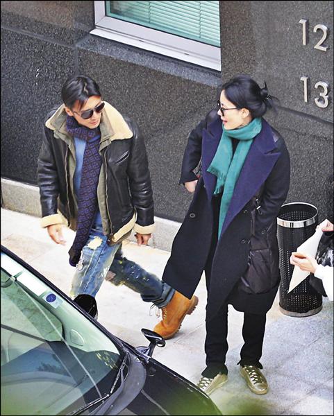 「鋒菲」前往經紀人陳家瑛豪宅,逗留近2小時,兩人離去時含情脈脈對望。(東方新地提供) 「鋒菲」前往經紀人陳家瑛豪宅,逗留近2小時,兩人離去時含情脈脈對望。(東方新地提供)