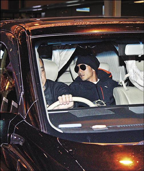 謝霆鋒(圖)乘坐保母車準備載女友王菲。(星島日報提供) 謝霆鋒(圖)乘坐保母車準備載女友王菲。(星島日報提供)
